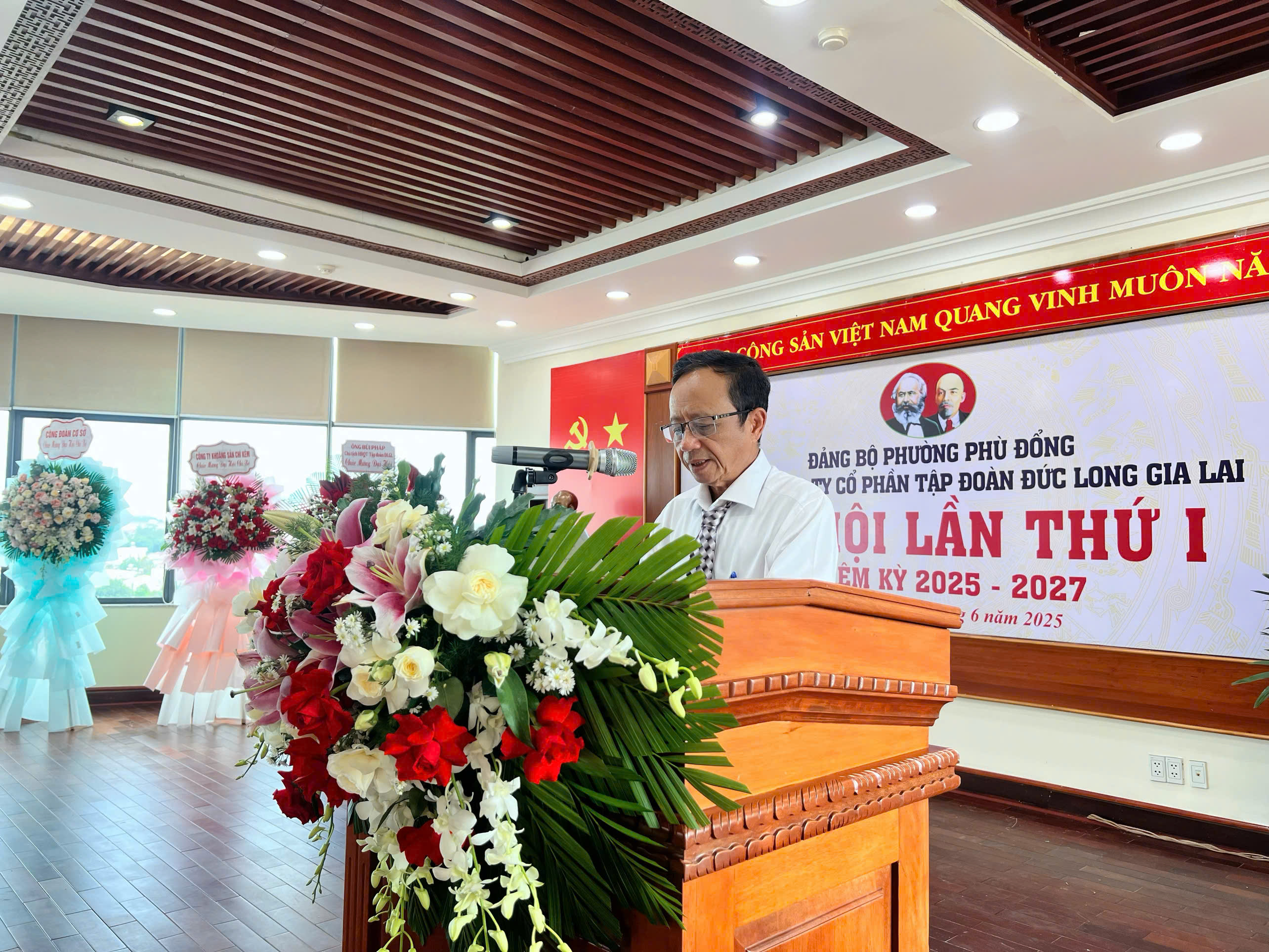 Đồng chí Nguyễn Tuyển trình bày báo cáo tổng kết